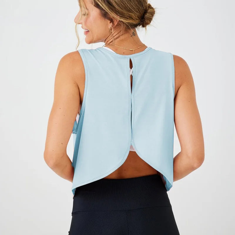 Eine Frau trägt ein hellblaues, nahtloses Cutout-Sport-BH für Yoga und Fitness.