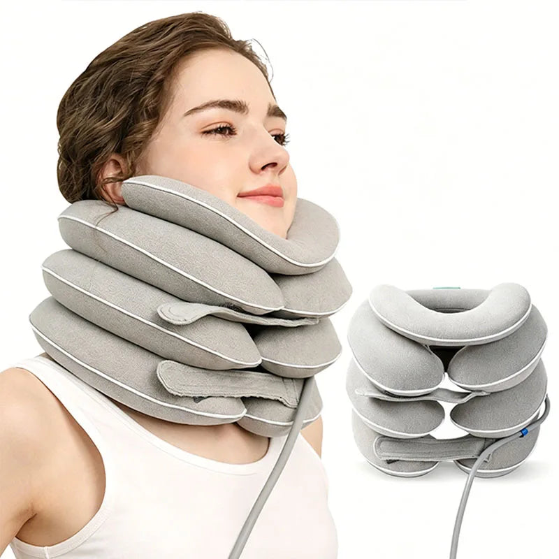 Una mujer lleva un collar inflable gris de tracción cervical para aliviar el dolor.