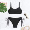 Schwarzes String-Bikini-Set mit hoher Taille für Damen, auf einer weißen Oberfläche präsentiert.