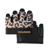 قفازات دراجات سوداء نصف إصبع مع كف من جلد النمر وشعار ذهبي.