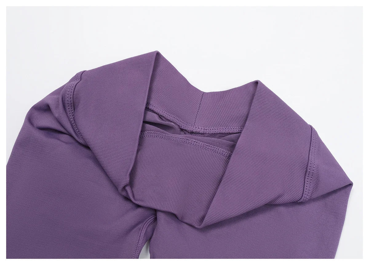 Nahaufnahme eines nahtlosen lila Sport-Yoga-Tops für Damen.