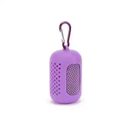 Serviette de refroidissement circulaire violette pour le sport et la fitness avec une boucle métallique.
