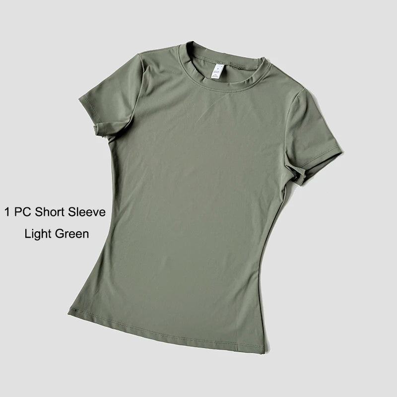 Camiseta de manga corta verde claro de un conjunto de yoga de talle alto para mujeres.