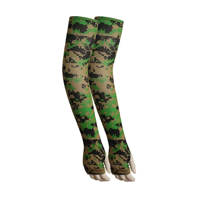 Ein Paar Tarn-Armschuhe in grün und schwarz, getragen am Arm.