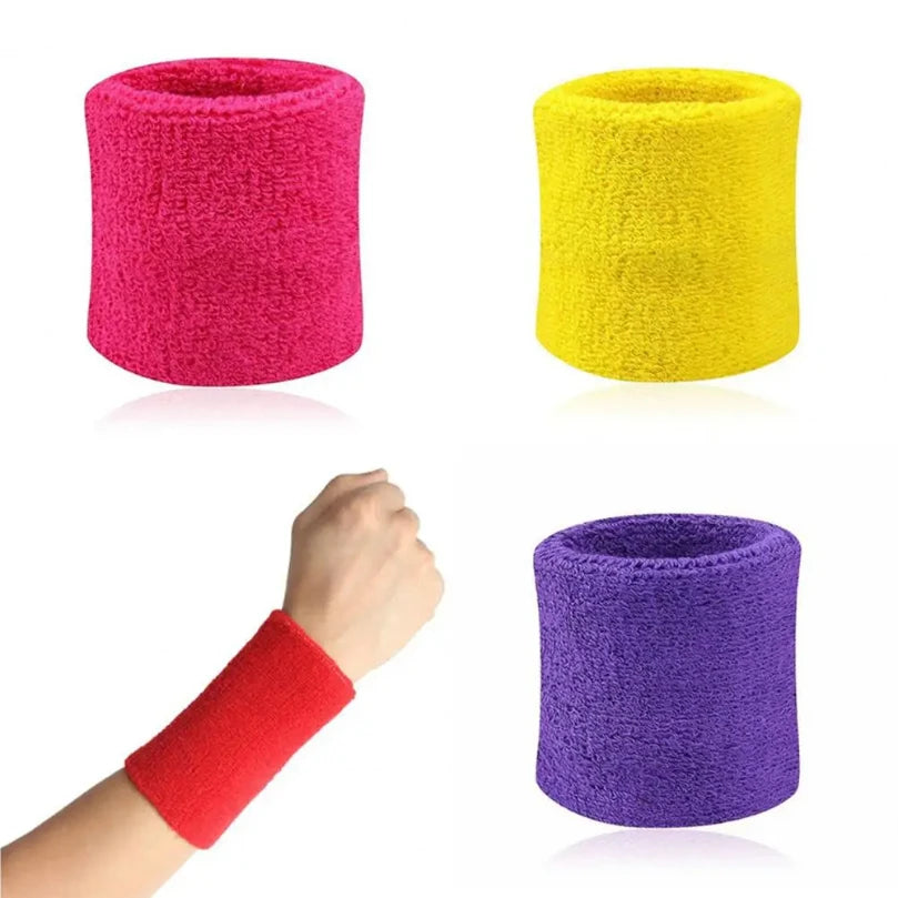 Trois bracelets roulés rose, jaune et violet sont montrés, avec un bracelet rouge porté au poignet.