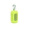 Serviette de refroidissement circulaire vert lime avec une pince métallique suspendue.