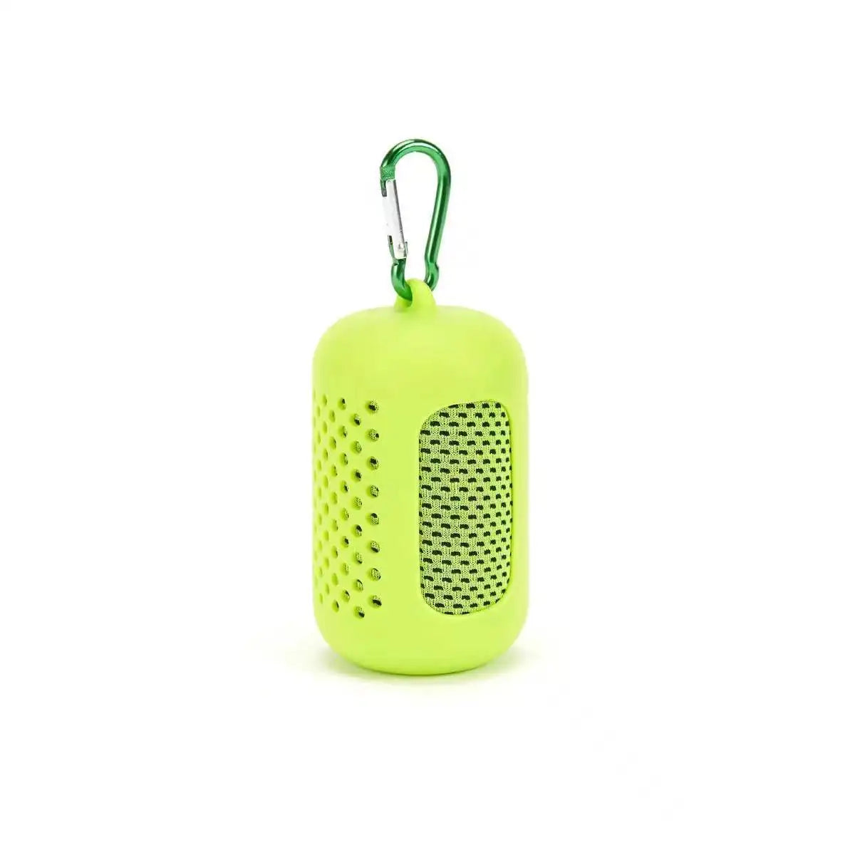 Serviette de refroidissement circulaire vert lime avec une pince métallique suspendue.