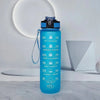 Helle blaue isolierte Sportflasche mit Strohhalmverschluss auf weißer Oberfläche