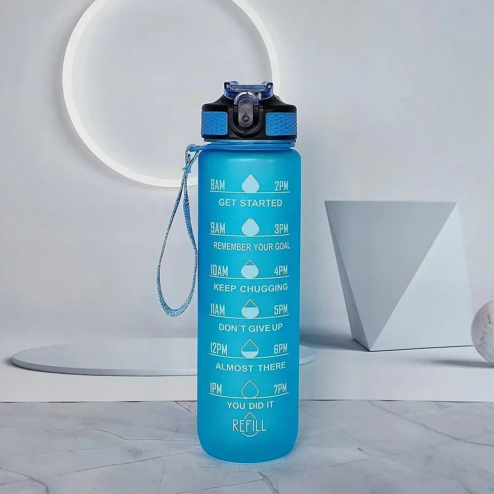 Helle blaue isolierte Sportflasche mit Strohhalmverschluss auf weißer Oberfläche