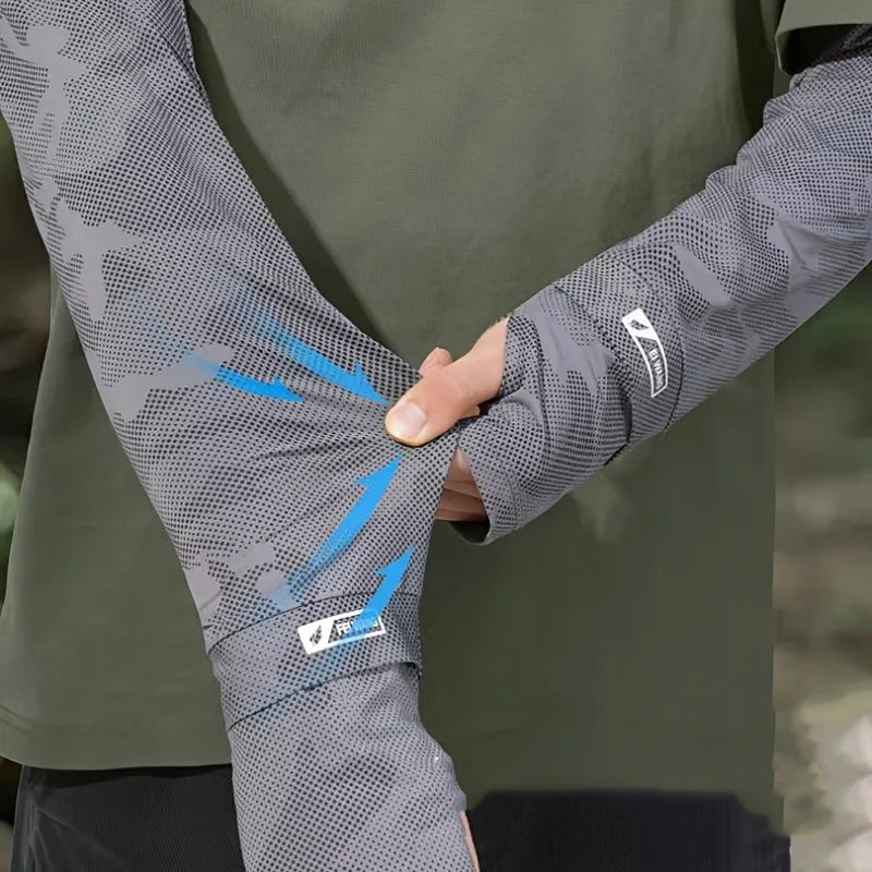 Gros plan d'une personne portant des manches de bras de refroidissement UPF 50+ à motif camouflage gris sur son avant-bras.