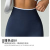 Dunkelblaue Sport-BH und Body-Set auf dem Torso eines Models.