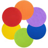 Eine Sammlung farbenfroher, runder Sitzmarkierungen in Orange, Rot, Violett und Blau.