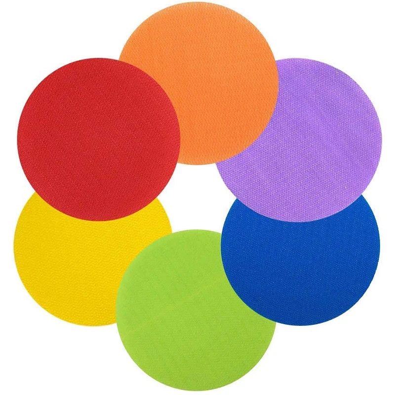 Eine Sammlung farbenfroher, runder Sitzmarkierungen in Orange, Rot, Violett und Blau.