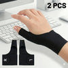 Dos pulseras ergonómicas negras para escribir y tareas repetitivas mostradas en una mano junto a un teclado de portátil.