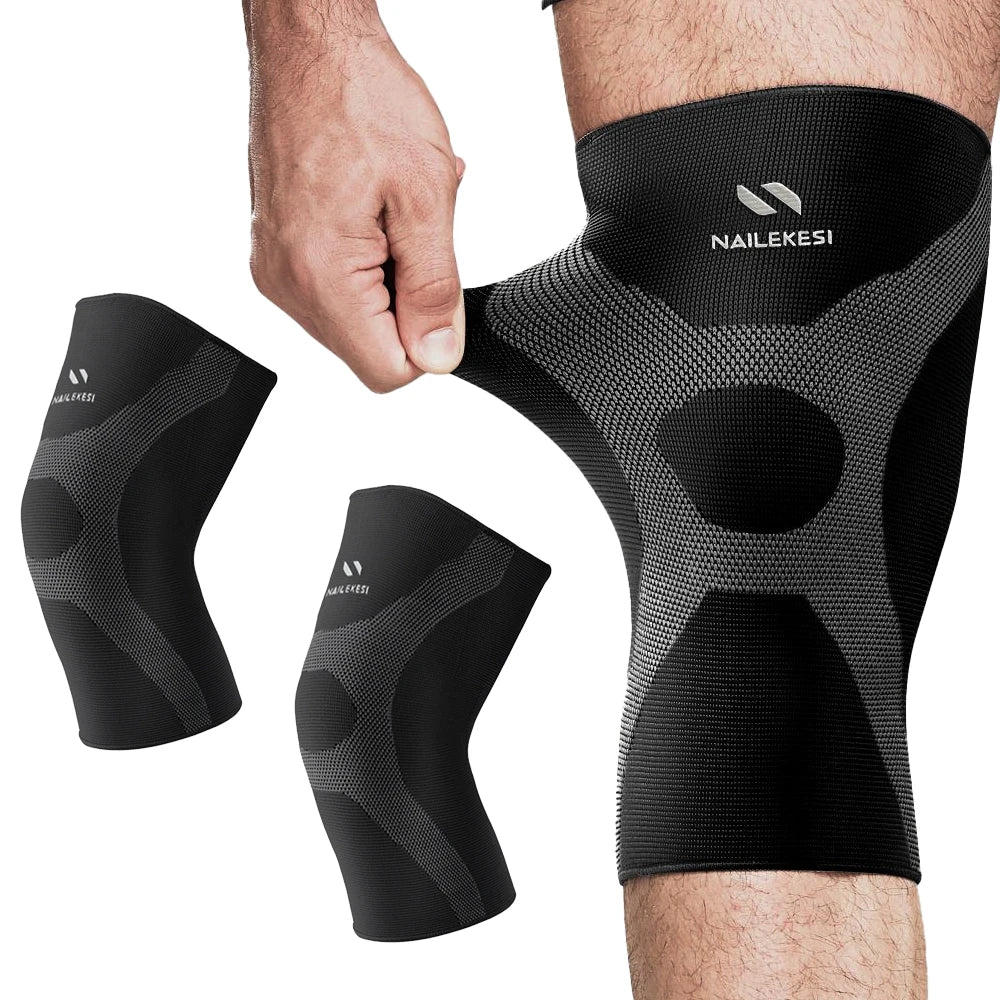 Eine Hand demonstriert einen schwarzen Nike-Kniekompressionssleeve zur Gelenkunterstützung an einem Bein.