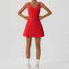 Un mannequin portant une robe de sport rouge deux pièces avec des chaussettes et des baskets blanches.