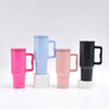 Trois tasses isothermes en acier inoxydable rose, bleu et noir avec des bases blanches.