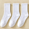 Trois chaussettes en coton mélangé blanches pour hommes, étalées à plat sur un fond clair.