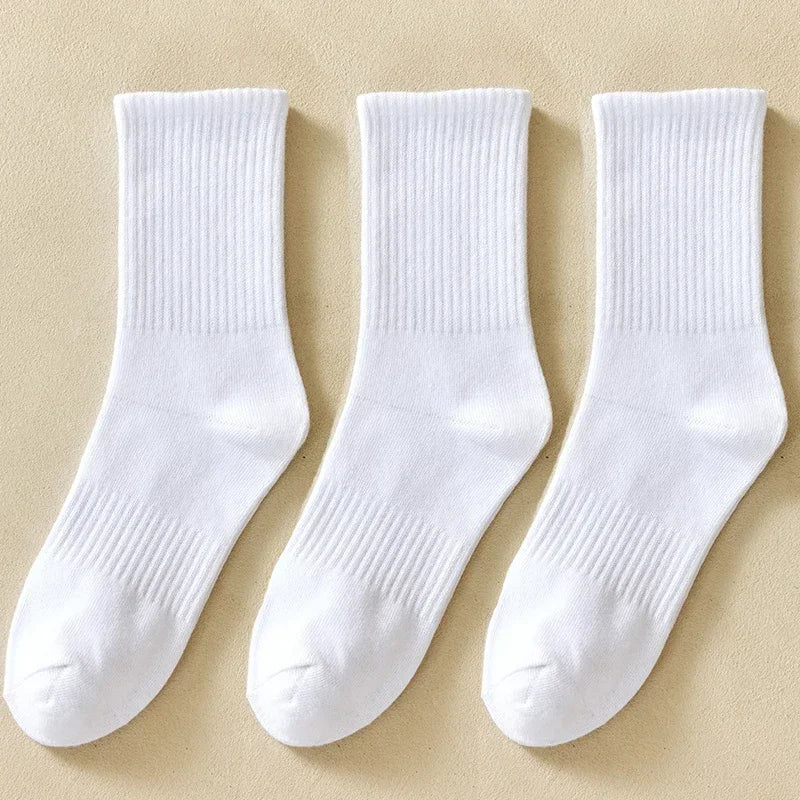 Trois chaussettes en coton mélangé blanches pour hommes, étalées à plat sur un fond clair.