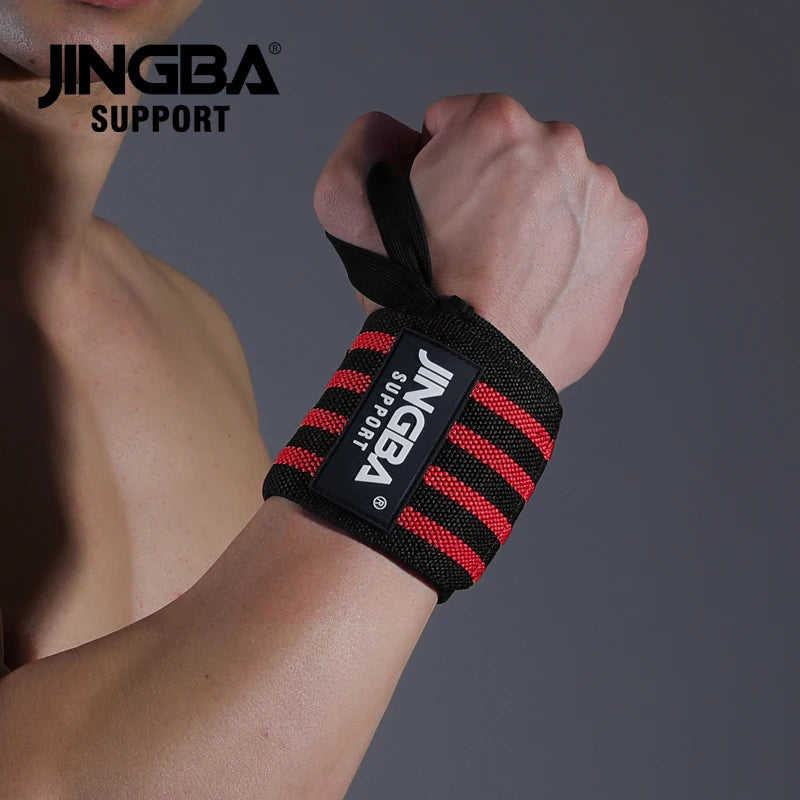 Eine Hand trägt ein schwarz-rotes gestreiftes Handgelenks-Stützgerät der Marke Jingba Support.