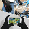 Une main portant des gants de vélo en polaire noire tient un smartphone affichant un jeu mobile.