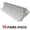 Un paquet de dix paires de chaussettes de sport légères, gris clair et respirantes, alignées.