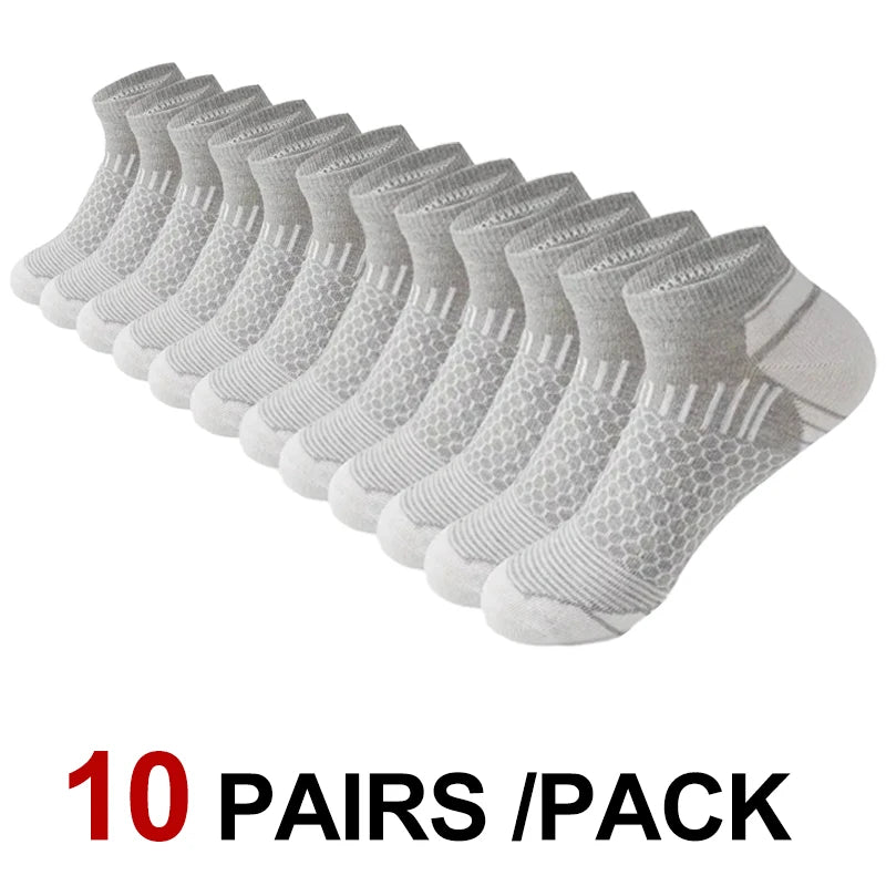 Un paquet de dix paires de chaussettes de sport légères, gris clair et respirantes, alignées.