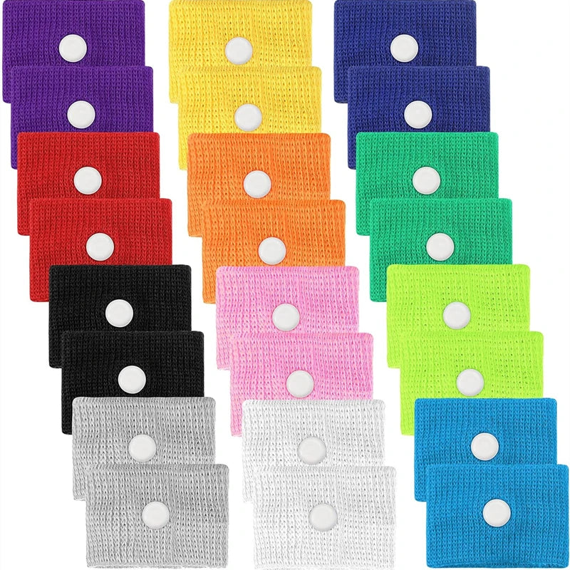 Una colección de pulseras de punto coloridas en varios tonos, incluyendo morado, amarillo, naranja, verde, rosa y azul.