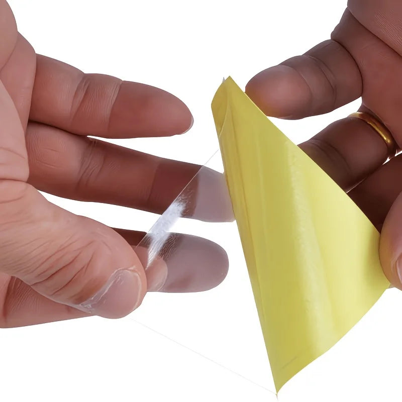 Eine Hand hält einen gelben wasserdichten Vinyl-Reparaturflicken, der seine Größe und Flexibilität demonstriert.