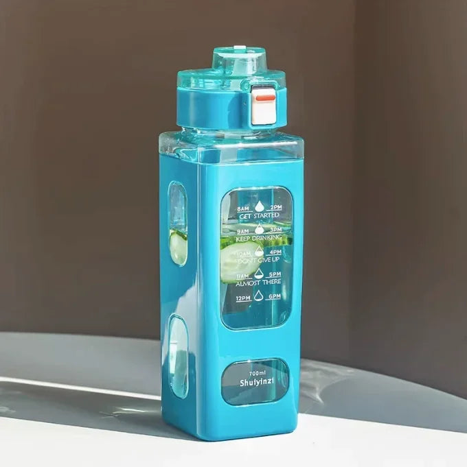 Klare blaue, portable Sportflasche mit Strohhalm und Hydratationszeiten-Beschriftung.