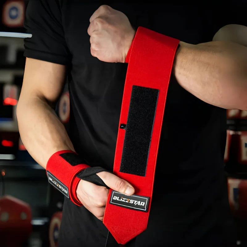 Une personne tient un bandeau de poignet rouge avec une insertion noire pour l'entraînement de la force.