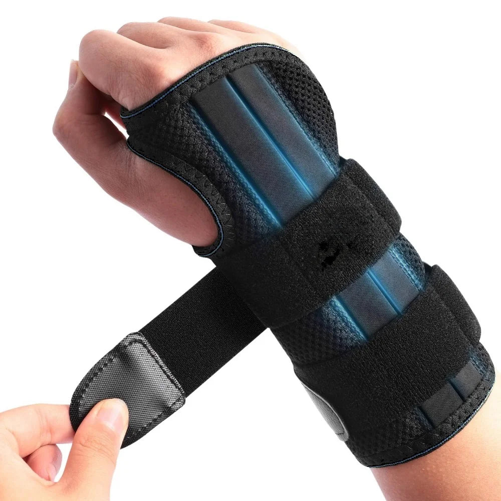 Eine Hand trägt einen schwarzen orthopädischen Kompressions-Armschutz mit blauen Akzenten.