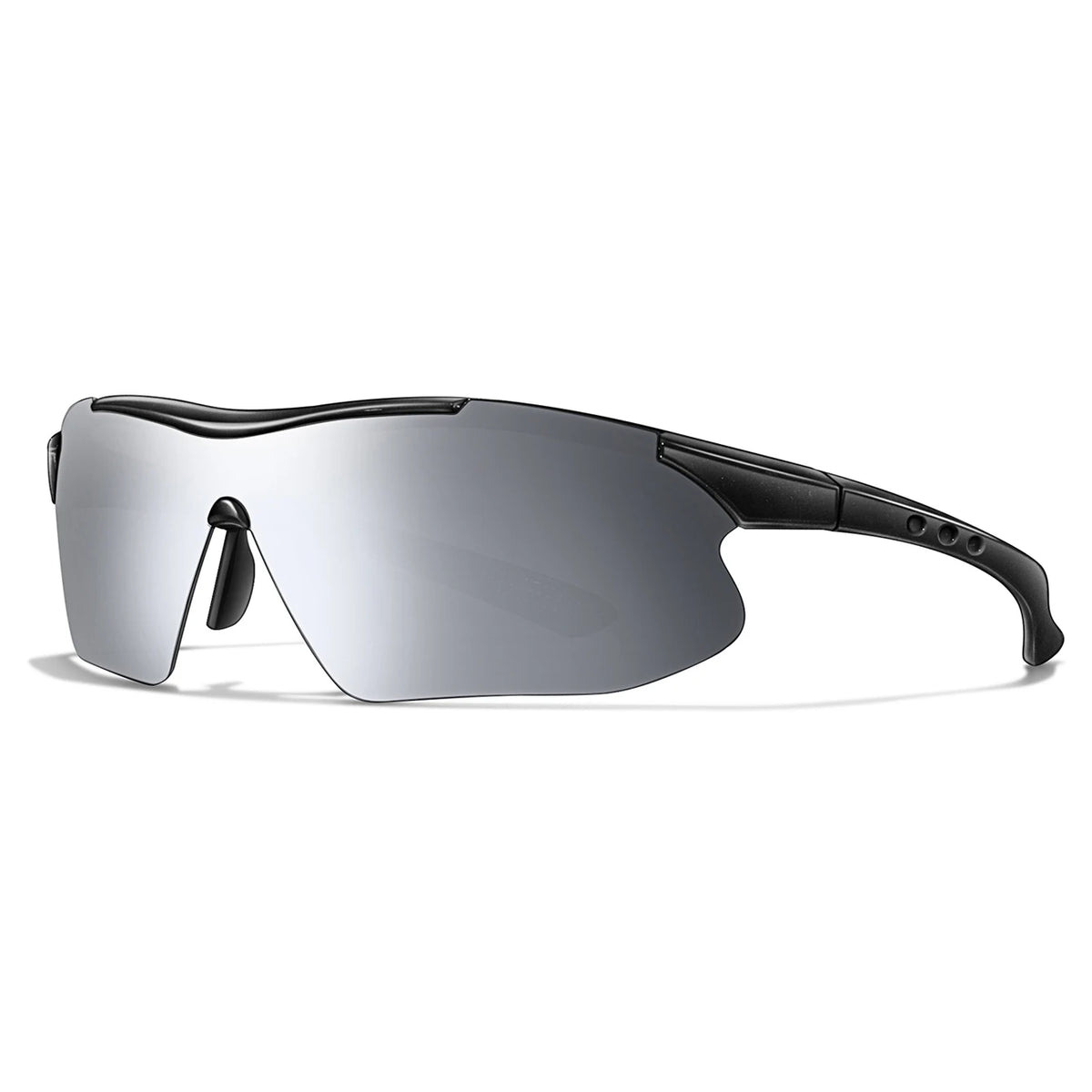 Lunettes de soleil sportives avec teinte argentée et monture noire, présentées sur fond blanc.