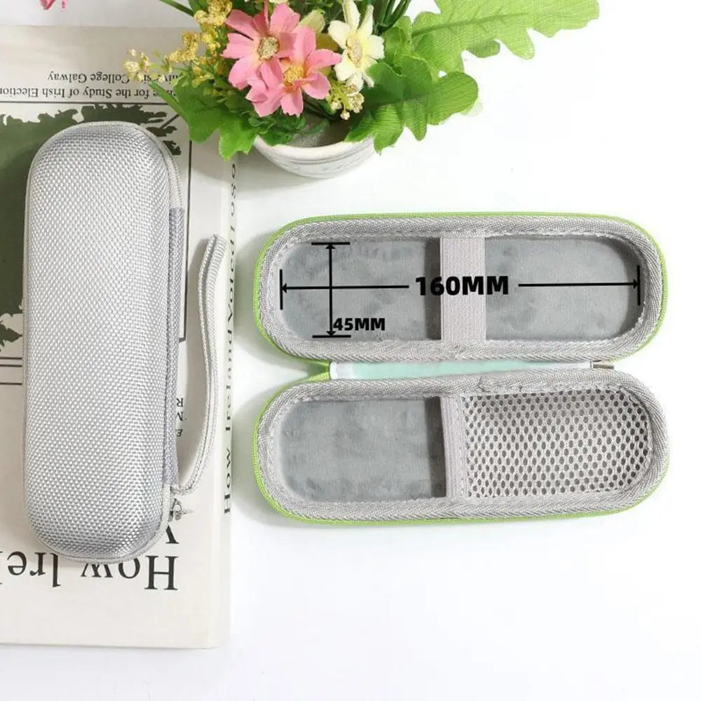 Silberne Insulin-Kühltasche neben einer geöffneten, hellgrünen Aufbewahrungsbox mit Netzfutter.