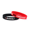 Pulsera de silicona roja con texto blanco que dice 'Las cosas que decir son fáciles'