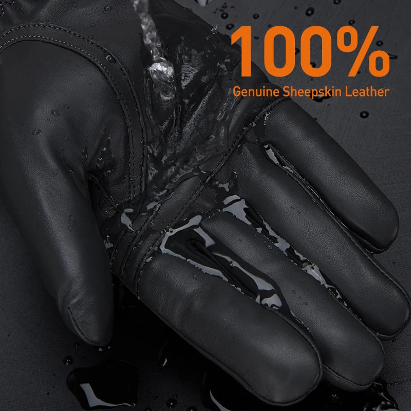 Gants d'hiver en cuir de mouton noir et authentique mouillés.