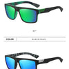 Un par de gafas de sol negras con lentes verdes y un par de gafas negras con lentes azules, ambas con lente de 45 grados
