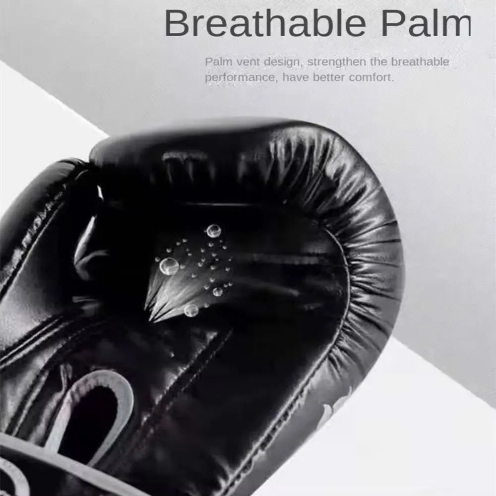 Primer plano de un guante de boxeo negro de PU mostrando detalles de ventilación y costuras.