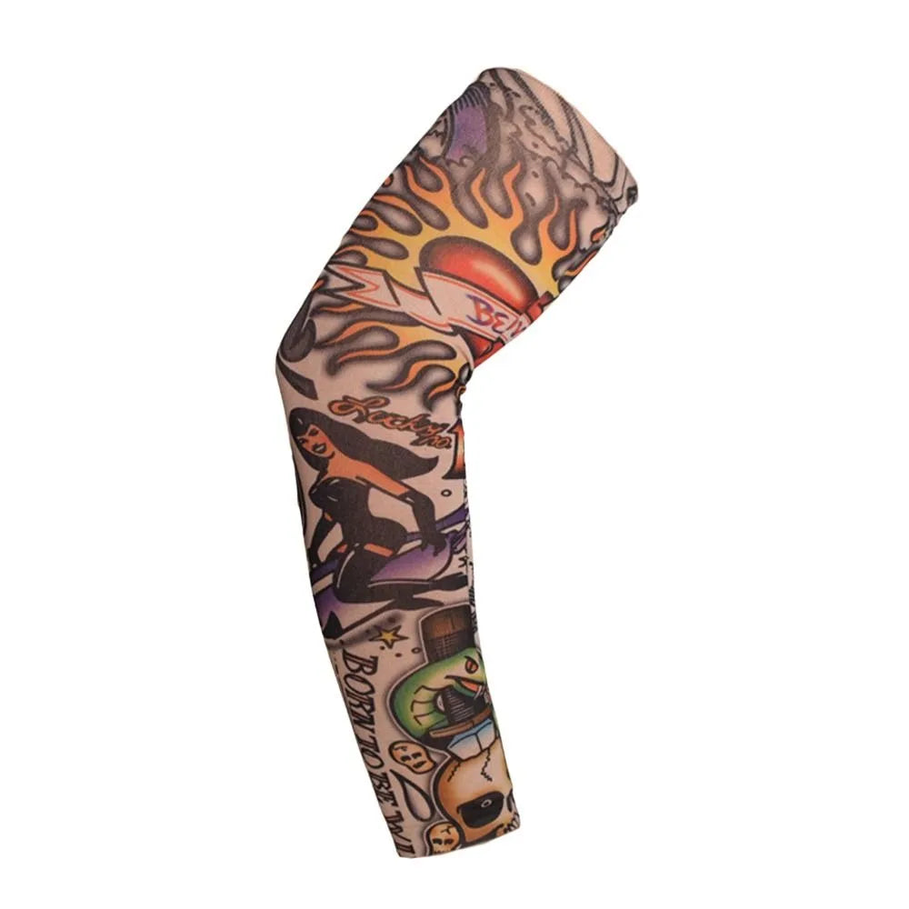 Una manga protectora solar de patrón negro y naranja llevada en un brazo.