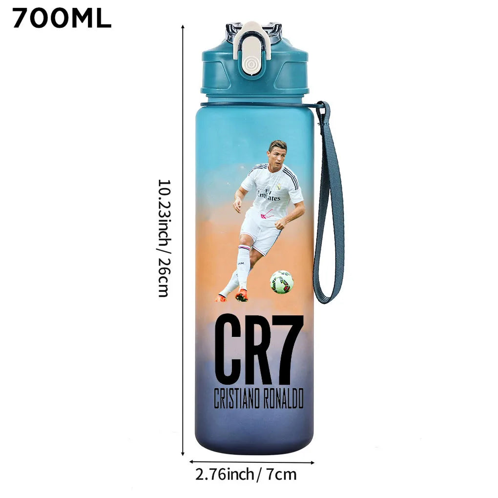زجاجة ماء رياضية زرقاء تحمل رسمًا لكريستيانو رونالدو وشعار CR7