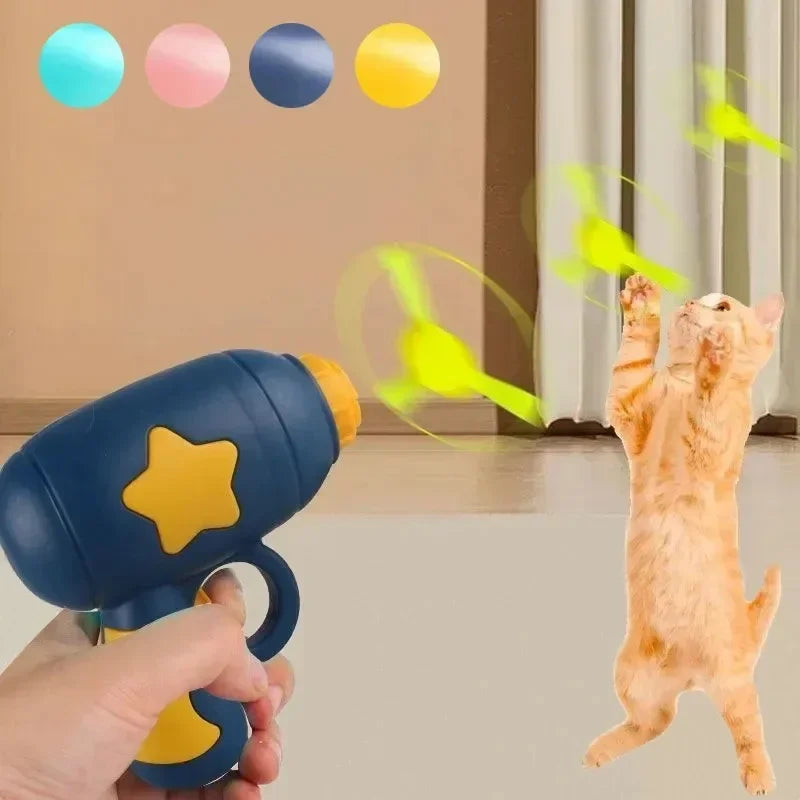 Une main tient un jouet disque volant interactif bleu et jaune, avec un chat qui saute en arrière-plan.