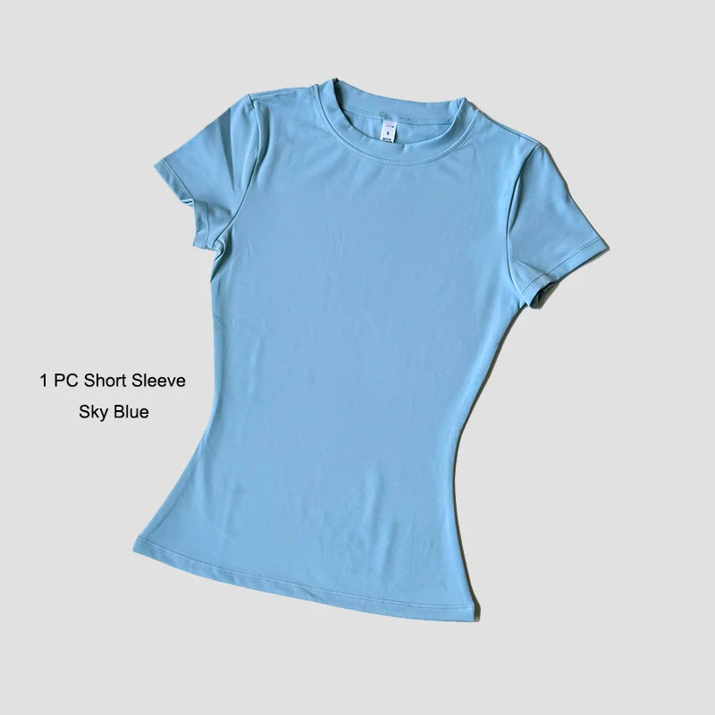 Camiseta de manga corta azul cielo claro para mujer, parte de un set de yoga.