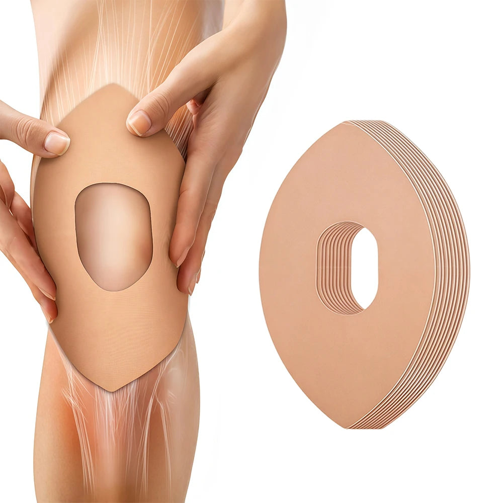 Eine Hand trägt beige Kinesiologie-Tape auf das Knie einer Beine.