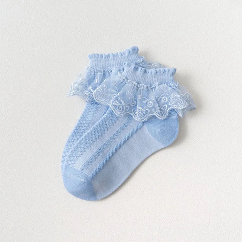 Chaussettes à volants en dentelle bleu clair pour filles avec bordure délicate et détails en œillets