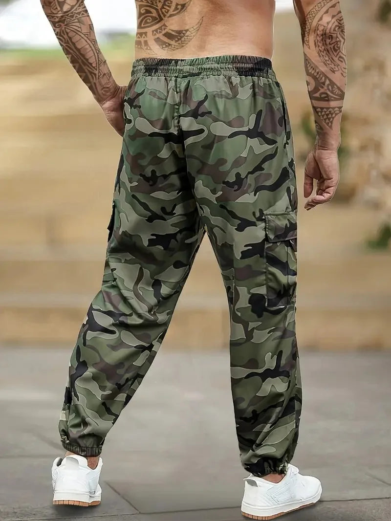 Pantalon cargo camouflage pour homme, vert et brun.