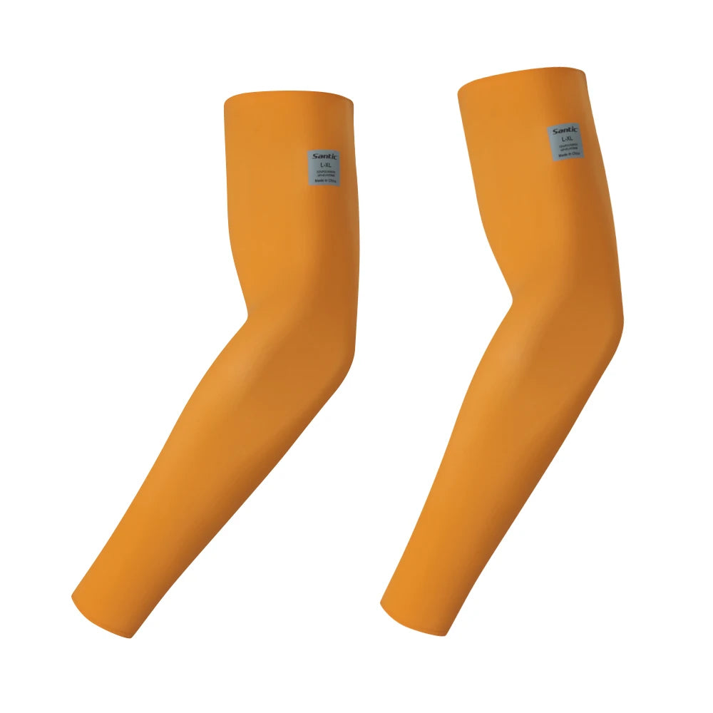 Ein Paar orangefarbener UV-Schutz-Sportärmel in vertikaler Ansicht.