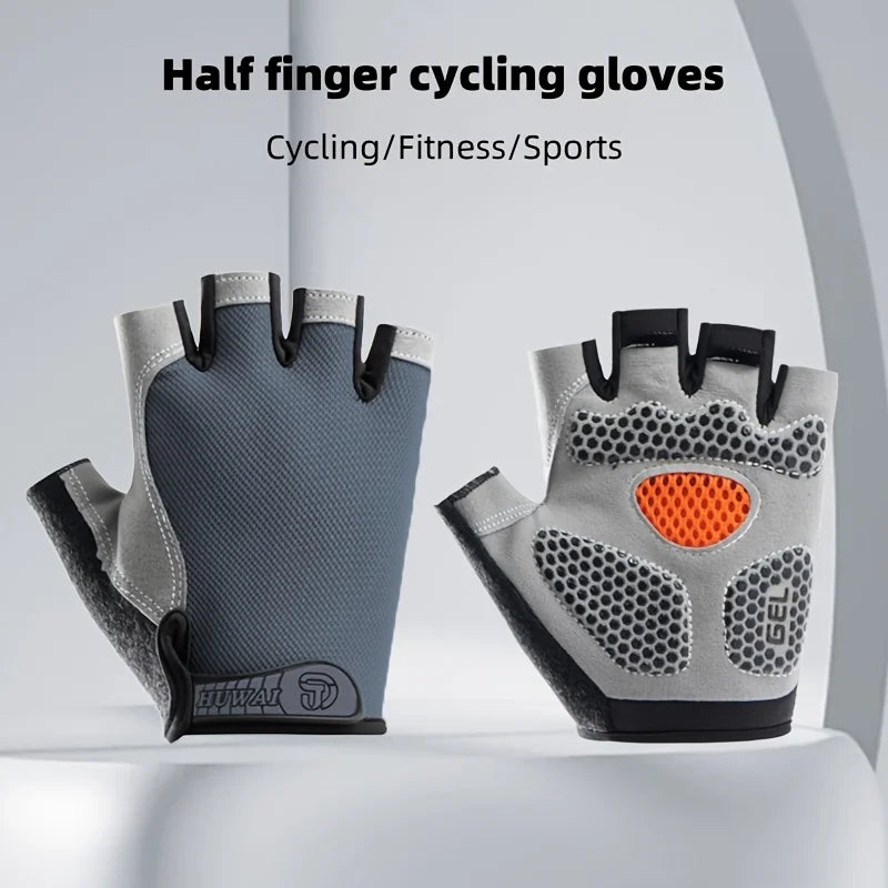 Un par de guantes de ciclismo de media punta grises y negros exhibidos contra un fondo blanco.