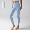 Un mannequin porte des leggings de performance bleu clair taille haute.