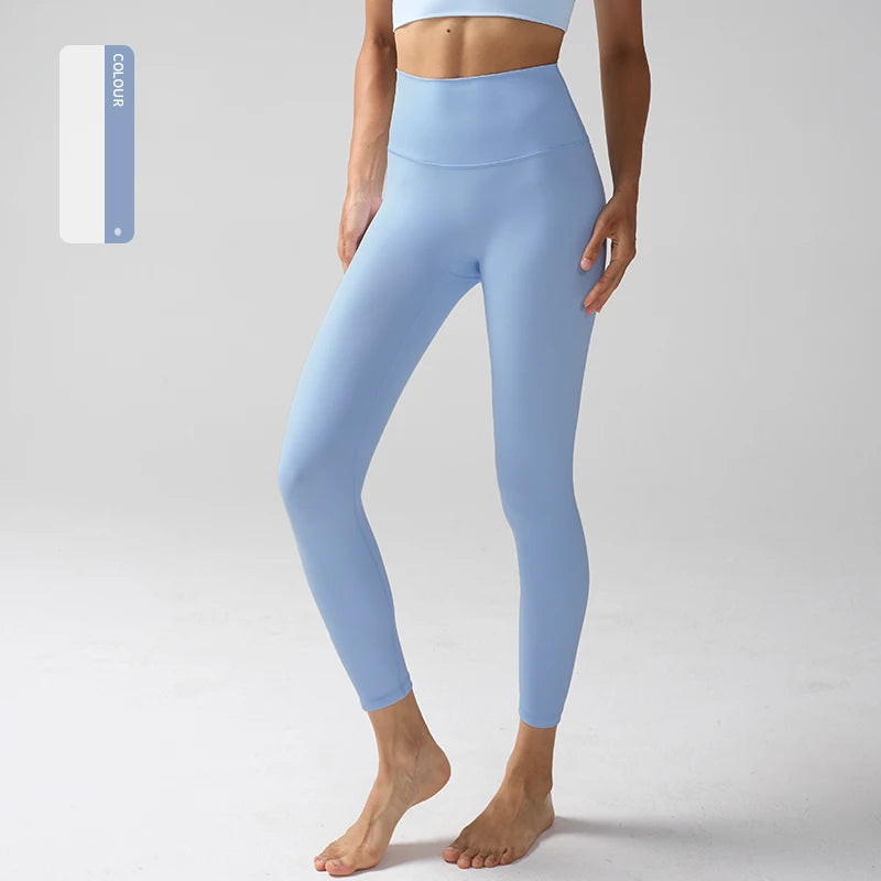 Un mannequin porte des leggings de performance bleu clair taille haute.