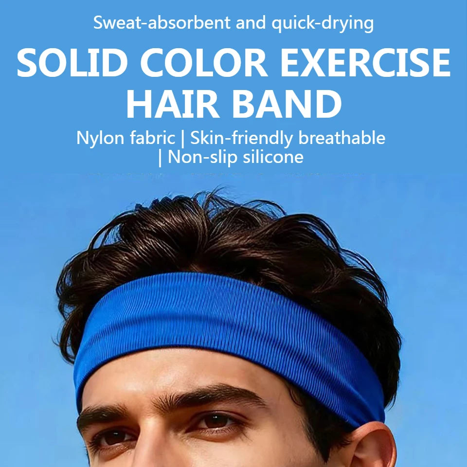 Ein Mann trägt ein einfarbiges blaues Trainingsband auf dem Kopf.